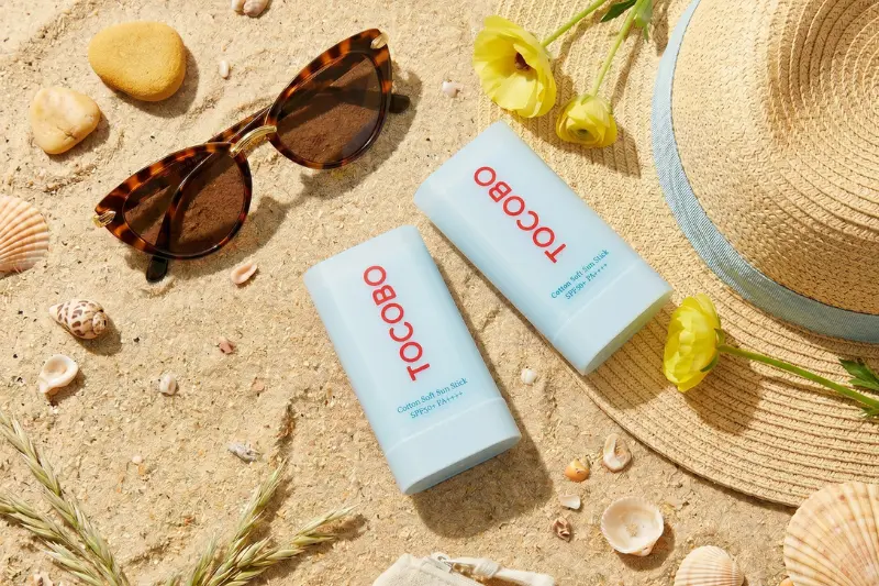Apsauginis pieštukas nuo saulės Tocobo Cotton Soft Sun Stick SPF50+ yra patogi prevencijos priemonė prieš lūpų pūslelinę.