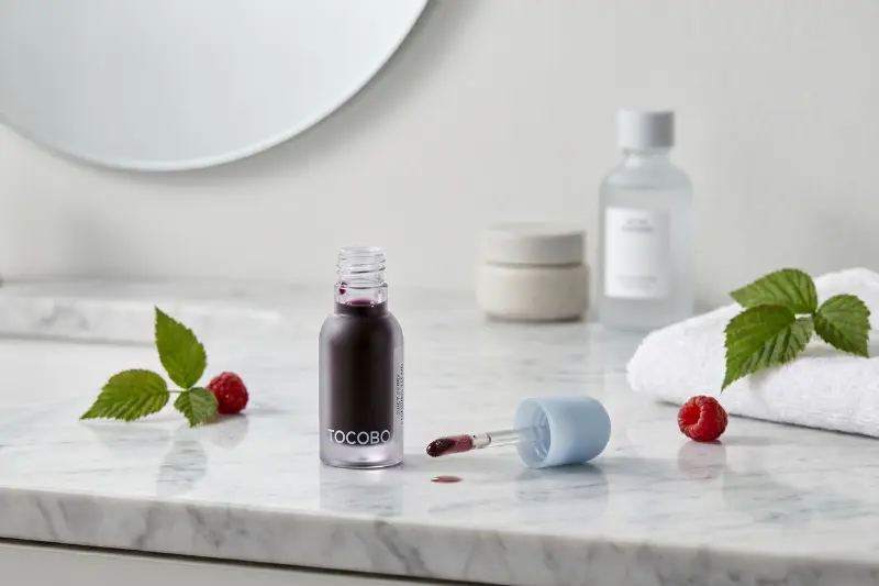 TOCOBO Juicy Berry Plumping Lip Oil drėkinantis aliejus kasdienei lūpų apsaugai ir elastingumui palaikyti.