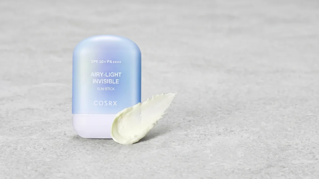 COSRX Airy-Light Invisible Sun Stick SPF50+ pieštukinė apsauga nuo saulės – Kaip atsikratyti juodų taškelių naudojant korėjietišką kosmetiką