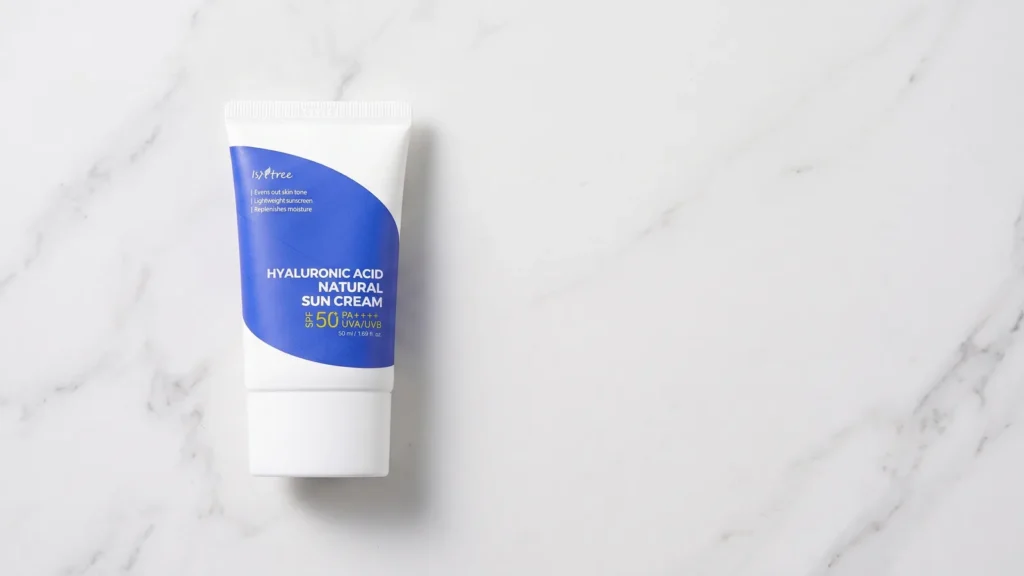 ISNTREE Hyaluronic Acid Natural Sun Cream apsauginis kremas nuo saulės – Kaip sumažinti veido raudonį su korėjietiškomis priemonėmis