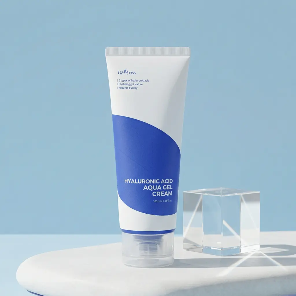Isntree Hyaluronic Acid Aqua Gel Cream gelinis veido kremas minimalistinėje aplinkoje